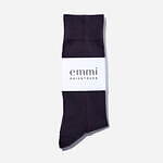 エミ×シックストックスのコラボレーション靴下、深みバーガンディの“華奢感”ラインソックス｜写真4