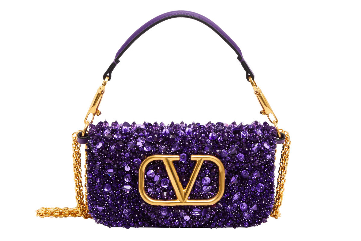 ヴァレンティノの22年クリスマス、“Vロゴ”目を引く3WAYバッグや“スタッズ”財布＆スニーカー