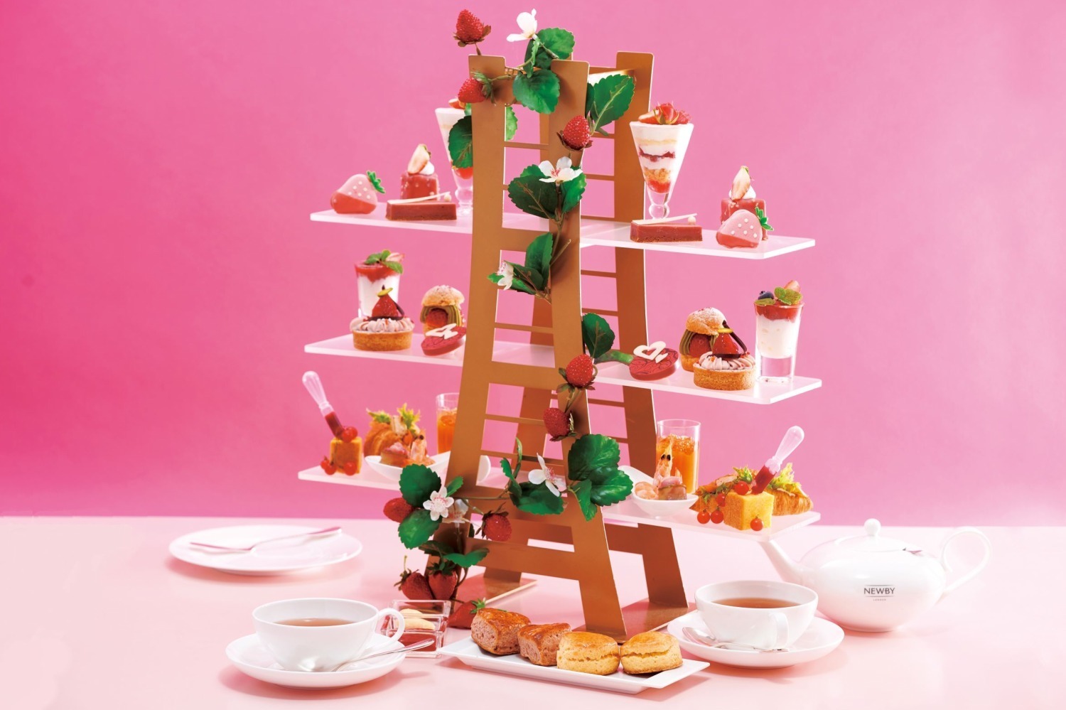 横浜ロイヤルパークホテルの“苺尽くし”アフタヌーンティー、苺型マカロンやルビーチョコタルト