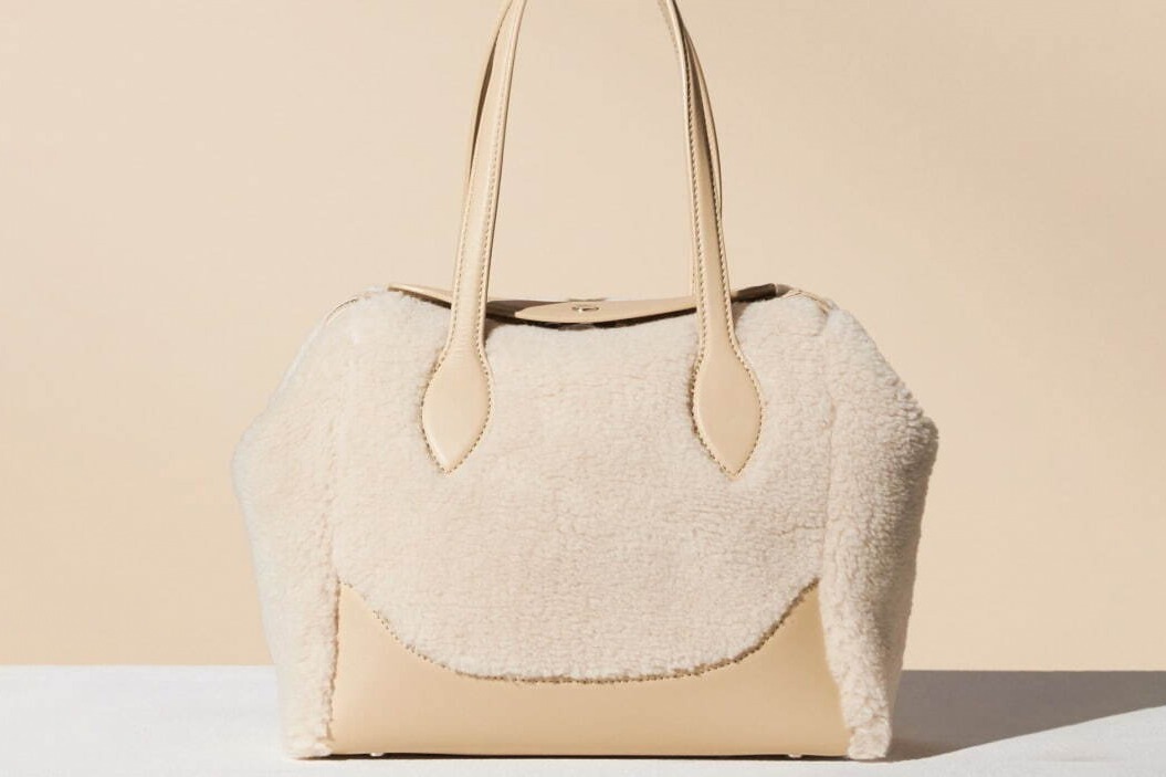 ロロ・ピアーナ22年秋冬新作、”モコモコ”カシミヤファーのトートバッグ＆レザーブーツ