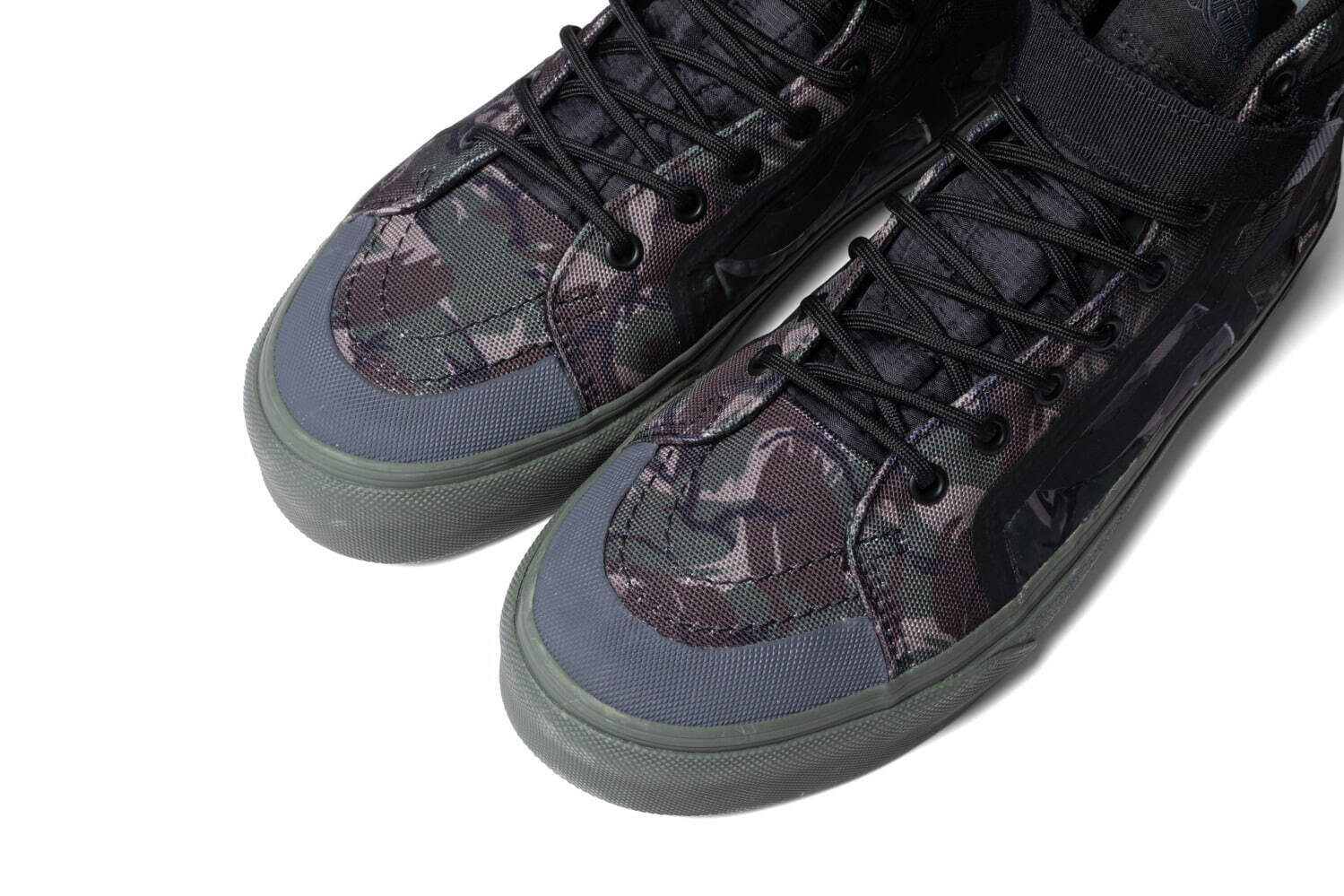 VANS×レイバーン、カモフラージュ柄＆足首バックル付き