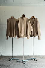 ヘリル“最高級カシミヤ”のドライバーズニット、レショップ別注で - レユッカスとのビットブーツも｜写真1