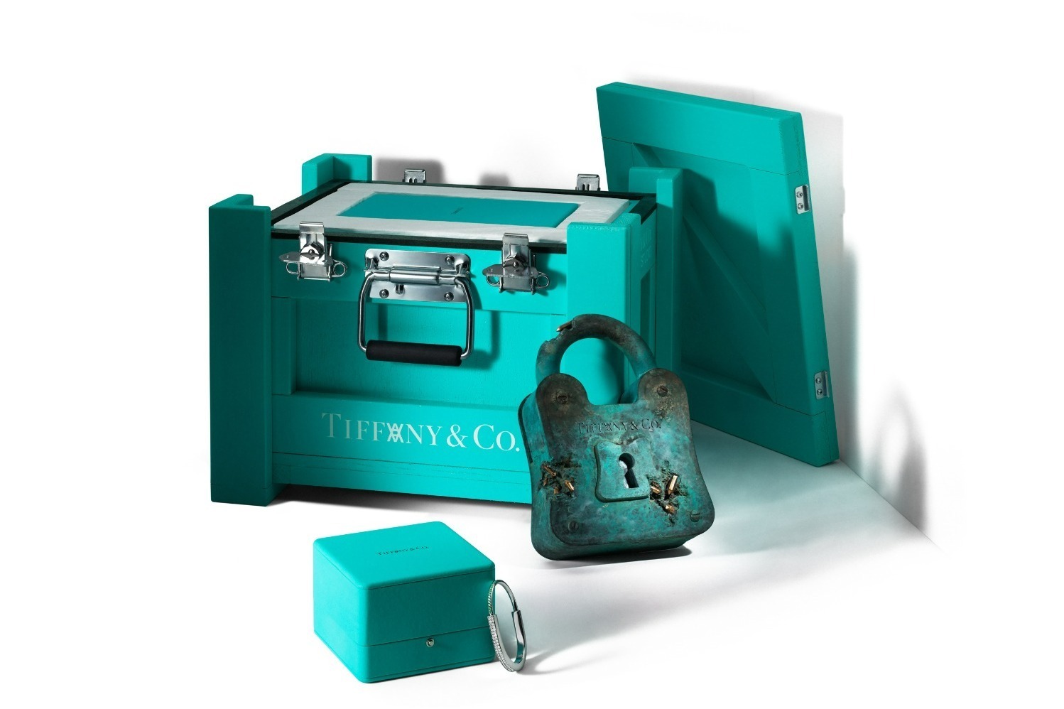 ティファニー×ダニエル・アーシャム、青々とした“ツァボライト”の限定バングル＆スカルプチャー