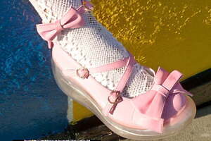 ジェニーファックス厚底スニーカー、大きなリボンのストラップ付き - アンジェリックプリティとコラボ