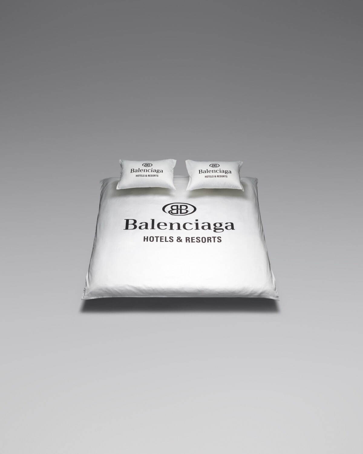 バレンシアガ新作ホームアイテム、"架空ホテルのロゴ入り”ティーカップ＆バッグ型ベースなど｜写真28