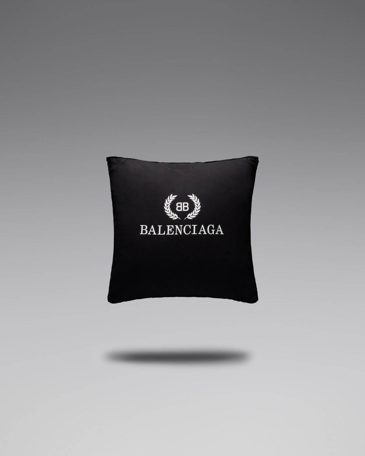 バレンシアガ新作ホームアイテム、"架空ホテルのロゴ入り”ティーカップ＆バッグ型ベースなど｜写真33