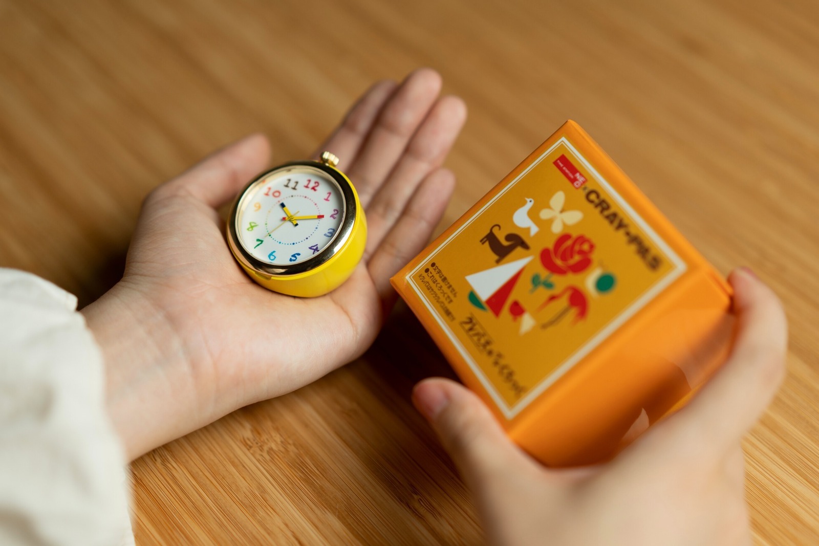 「クレパス柄プチくろっく」カラフルな置時計、手のひらサイズ＆ぷっくりフォルム｜写真5
