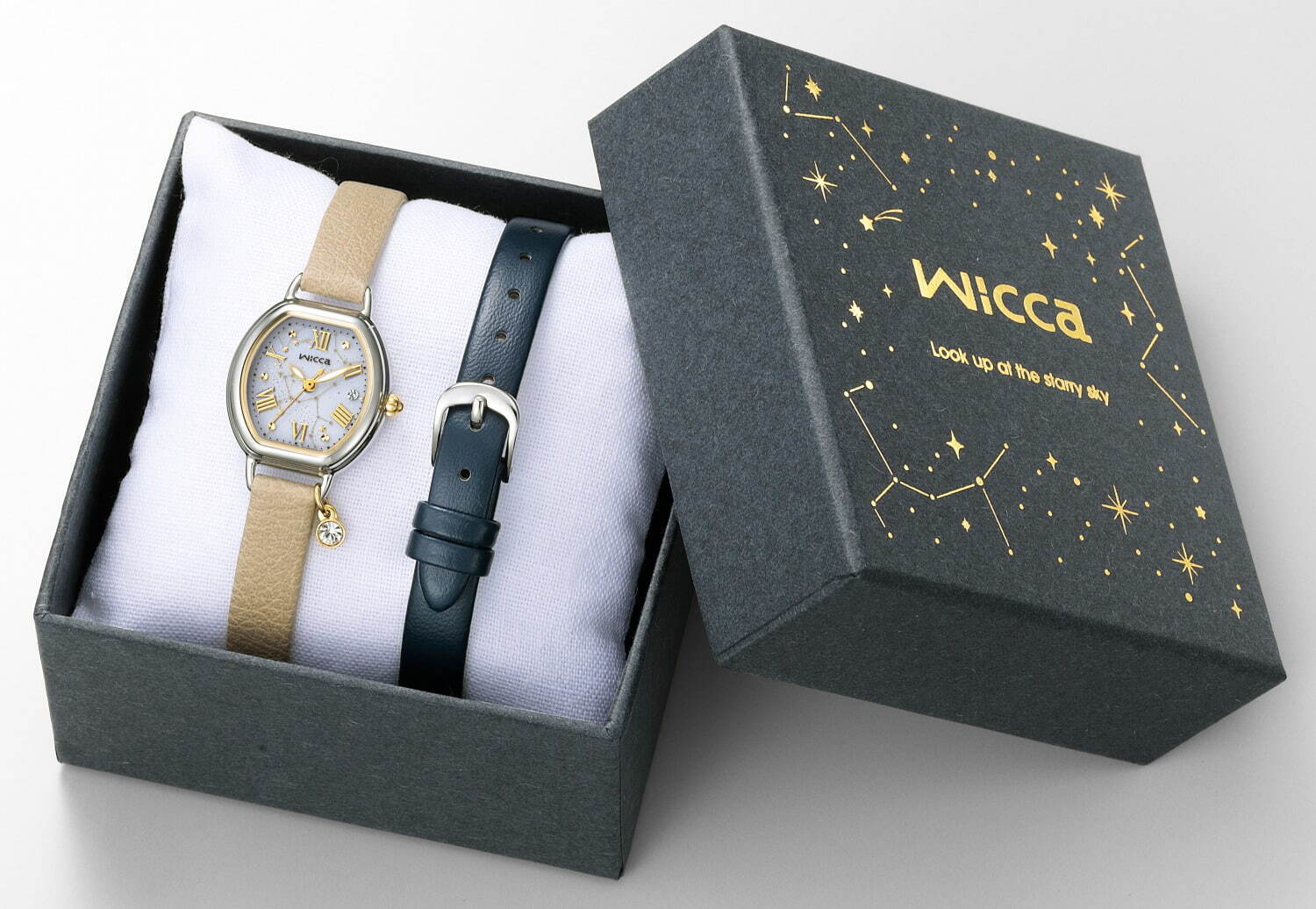 〈シチズン〉「ウィッカ」文字盤に“射手座＆流れ星”を飾った腕時計