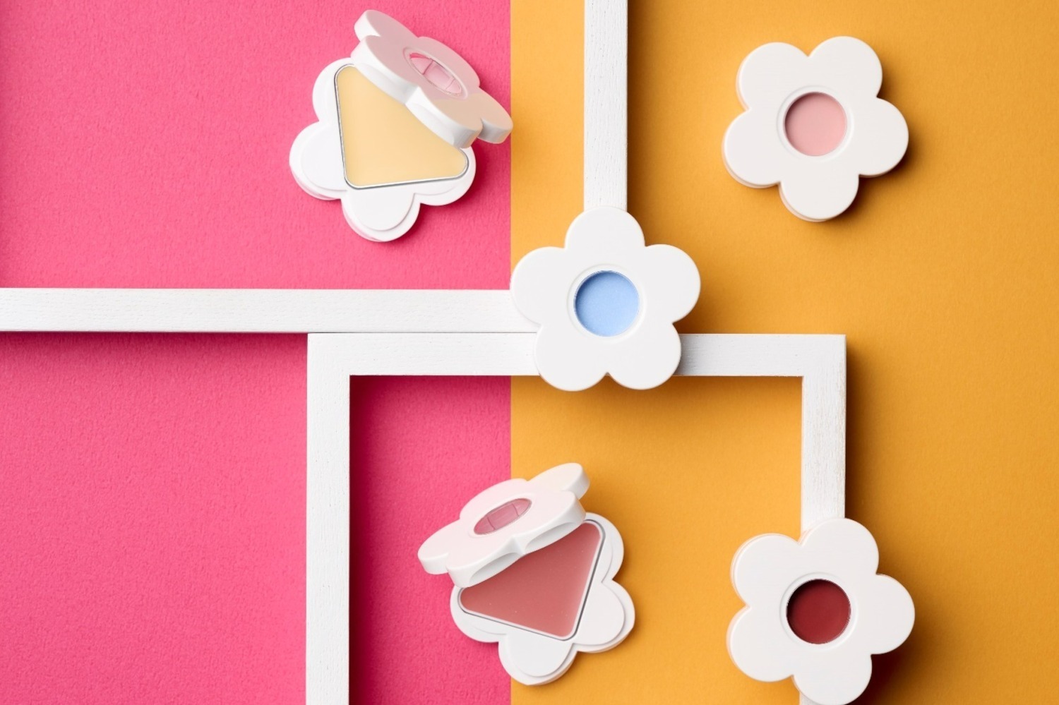 ミニコスメ｜「マリー・クワント展」開催記念の限定アイテム、“デイジー型”フェイスパウダー＆カラフルポーチ