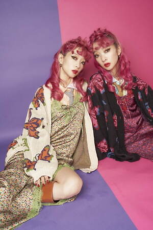ジュエティ×アナ スイ”バタフライ”のニットカーディガン&花柄のレース