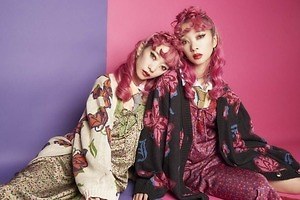 ジュエティ×アナ スイ”バタフライ”のニットカーディガン＆花柄のレースキャミワンピース