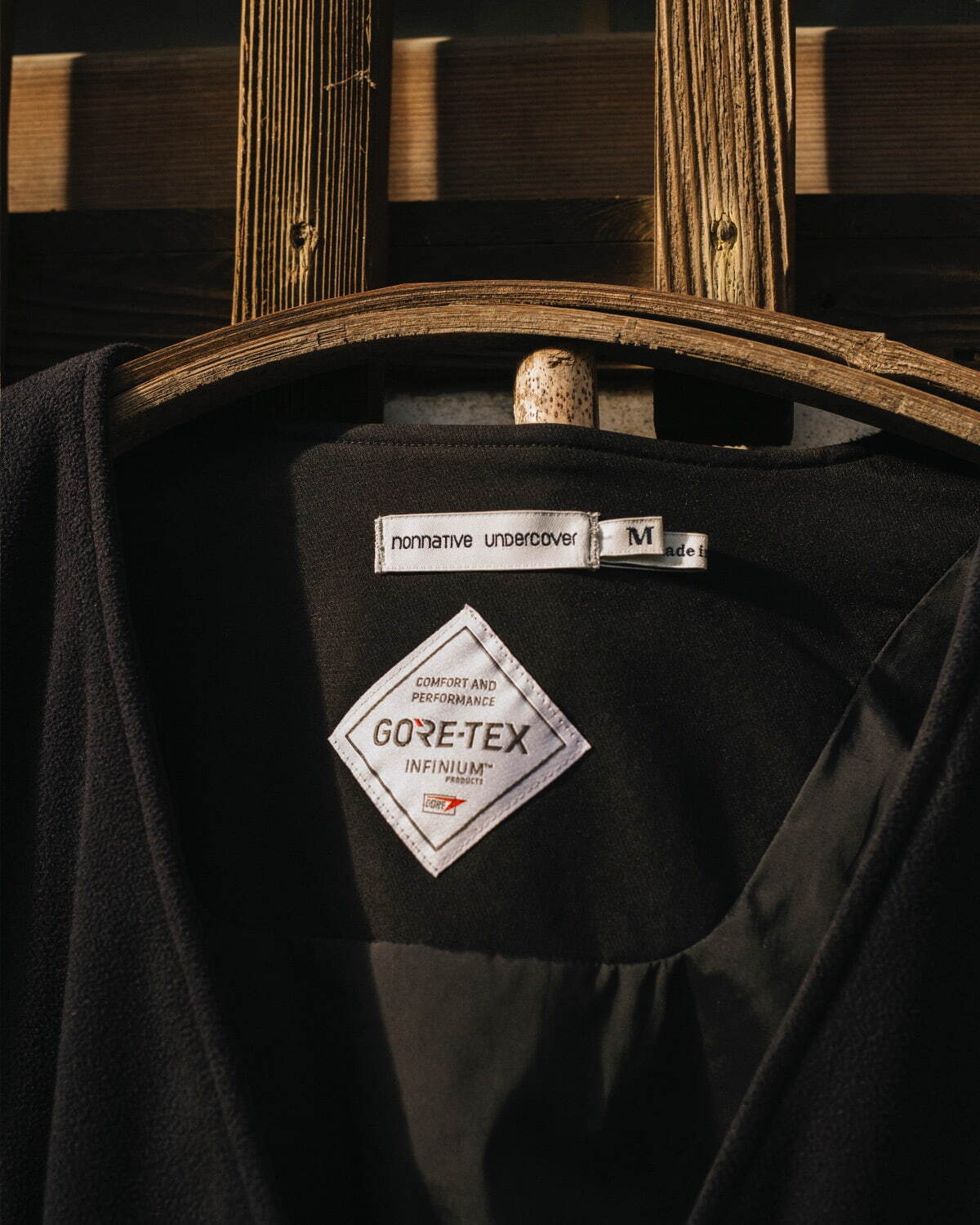 アンダーカバー×ノンネイティブ、“作務衣”に着想したジャケット＆コート - グイディのコラボブーツも｜写真14