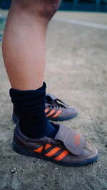 アディダス オリジナルス“3段階折り曲げタン”サッカーシューズ着想のコラボスニーカー｜写真28