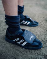 アディダス オリジナルス“3段階折り曲げタン”サッカーシューズ着想のコラボスニーカー｜写真35