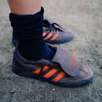 アディダス オリジナルス“3段階折り曲げタン”サッカーシューズ着想のコラボスニーカー｜写真30