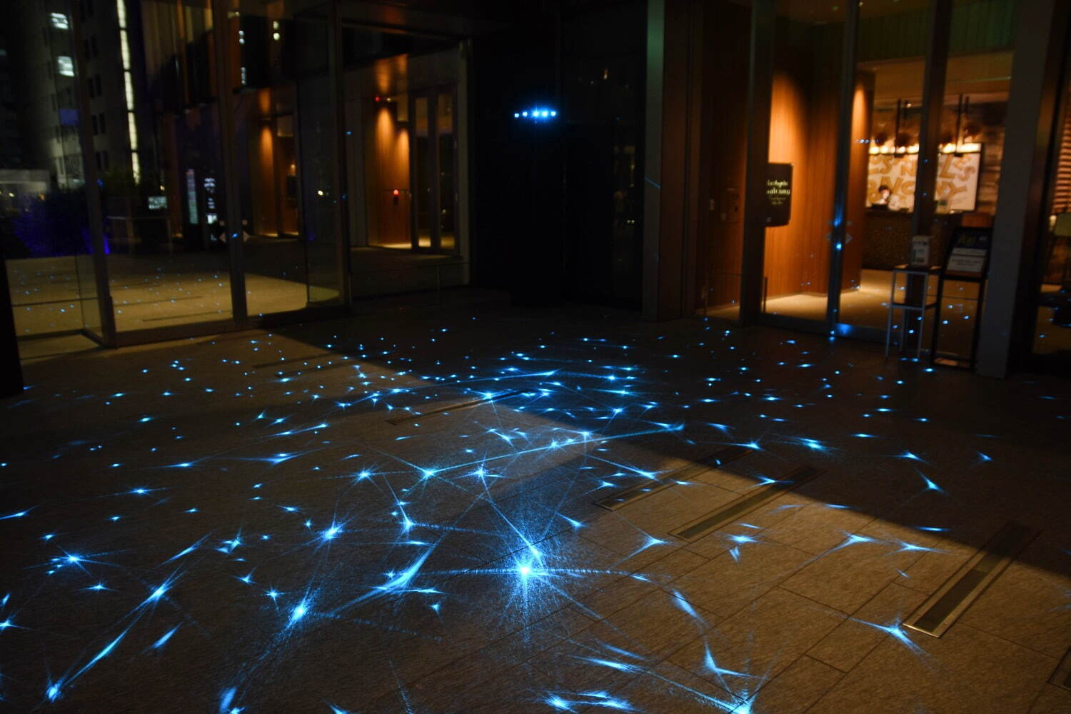 「品川シーズンテラス イルミネーション 2022」“青い結晶”テーマの幻想的な明かりが点灯｜写真4