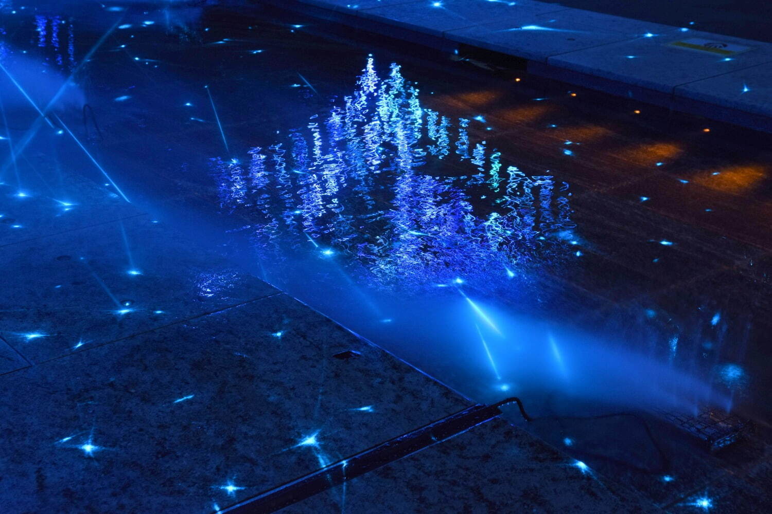 「品川シーズンテラス イルミネーション 2022」“青い結晶”テーマの幻想的な明かりが点灯｜写真2