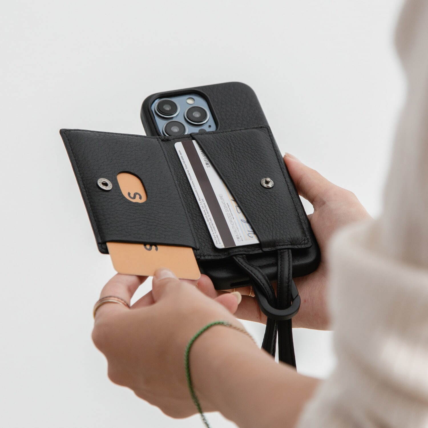 「アジャスタブルレザーストラップ + iPhone ケースセット - カードケース」26,800円