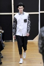 コム デ ギャルソン・シャツ 2014-15年秋冬コレクション - 黒と時代に染められた“中世”｜写真2