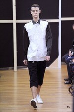 コム デ ギャルソン・シャツ 2014-15年秋冬コレクション - 黒と時代に染められた“中世”｜写真15