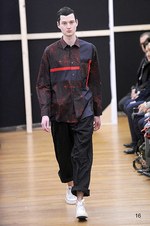 コム デ ギャルソン・シャツ 2014-15年秋冬コレクション - 黒と時代に染められた“中世”｜写真16