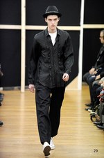 コム デ ギャルソン・シャツ 2014-15年秋冬コレクション - 黒と時代に染められた“中世”｜写真29