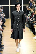 コム デ ギャルソン・シャツ 2014-15年秋冬コレクション - 黒と時代に染められた“中世”｜写真31