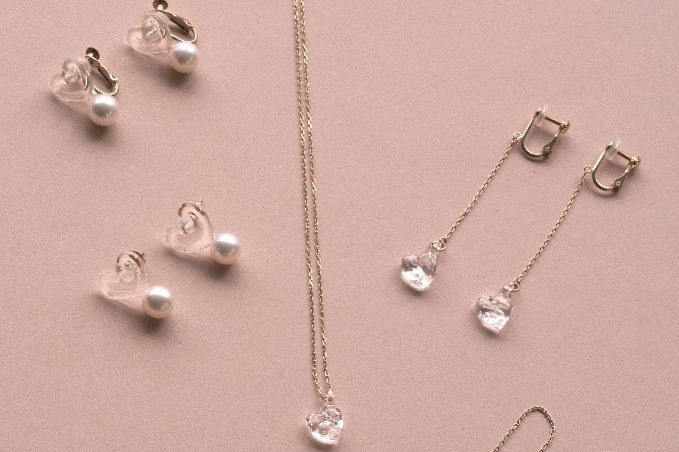 ガラスメーカー「ハリオ」クリスマスアクセサリー - ガラスのハートピアスやネックレス、ミニツリーも