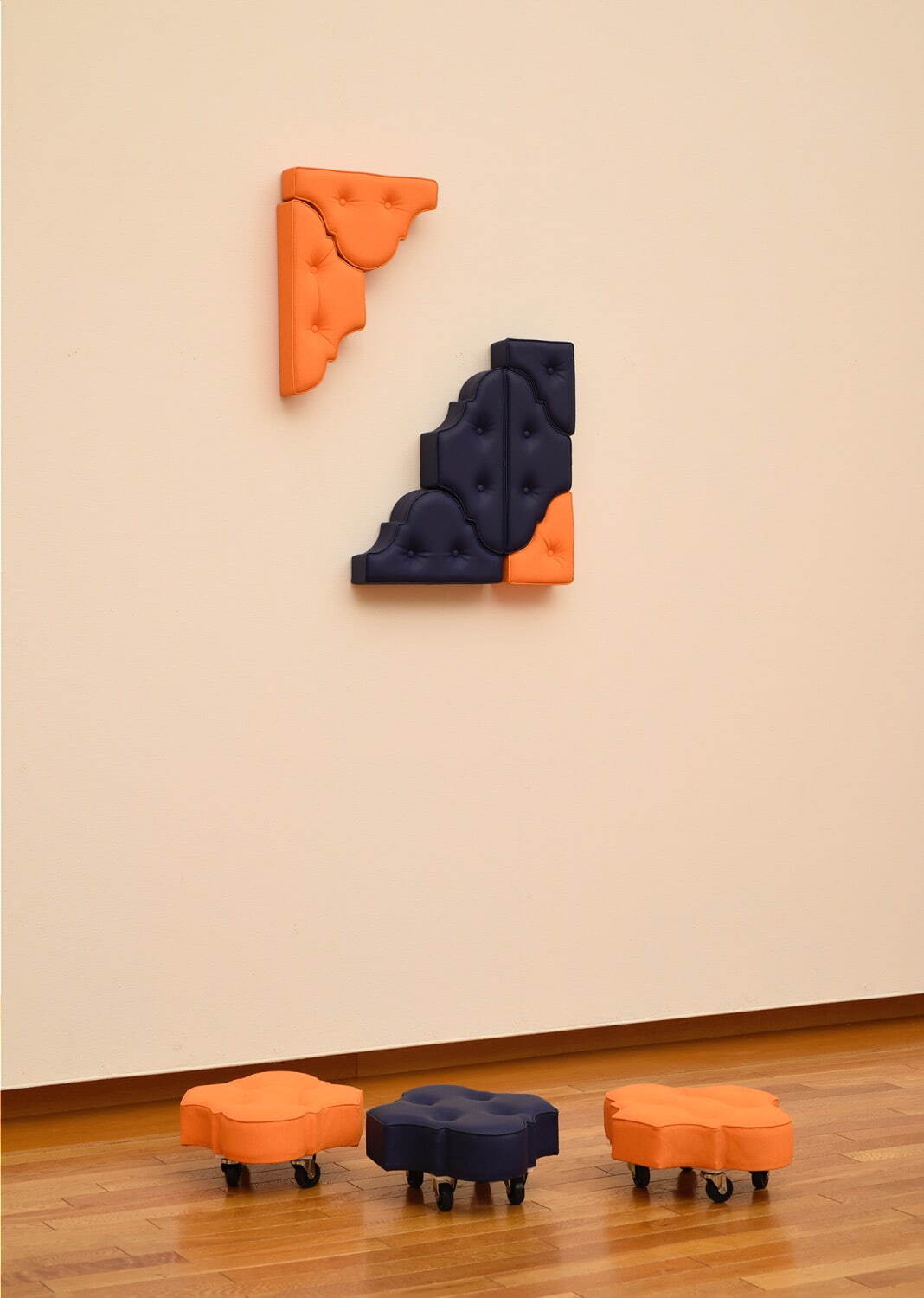 徳冨満《Doctorʼs Floor for Flicker of Otherness》1995年 布・スポンジ・木・金属・キャスターほか 愛知県美術館