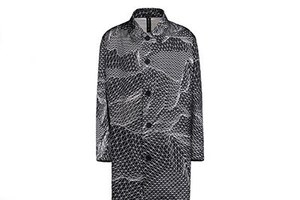 クリストファー・ケイン、グラフィカルなプリントの限定コート＆Tシャツ発売