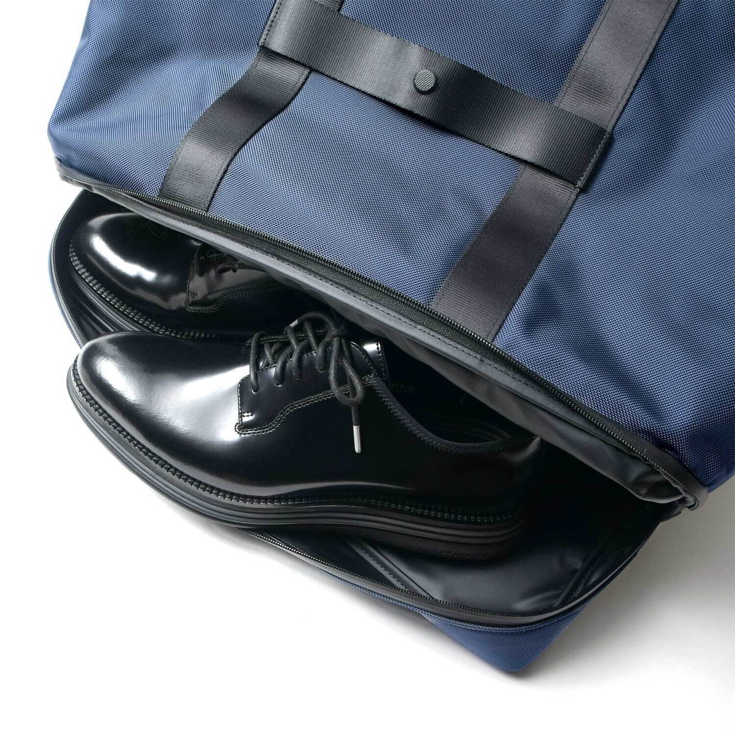 ソフネット×トゥミのトラベルバッグ“シューズ用ポケット”付トート、ネイビーカモフラージュの内装で｜写真3