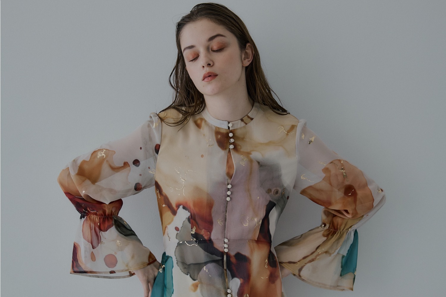 アメリ×ステュディオス、花柄プリーツドレス＆スカートや“ドリッピング模様”ドレス