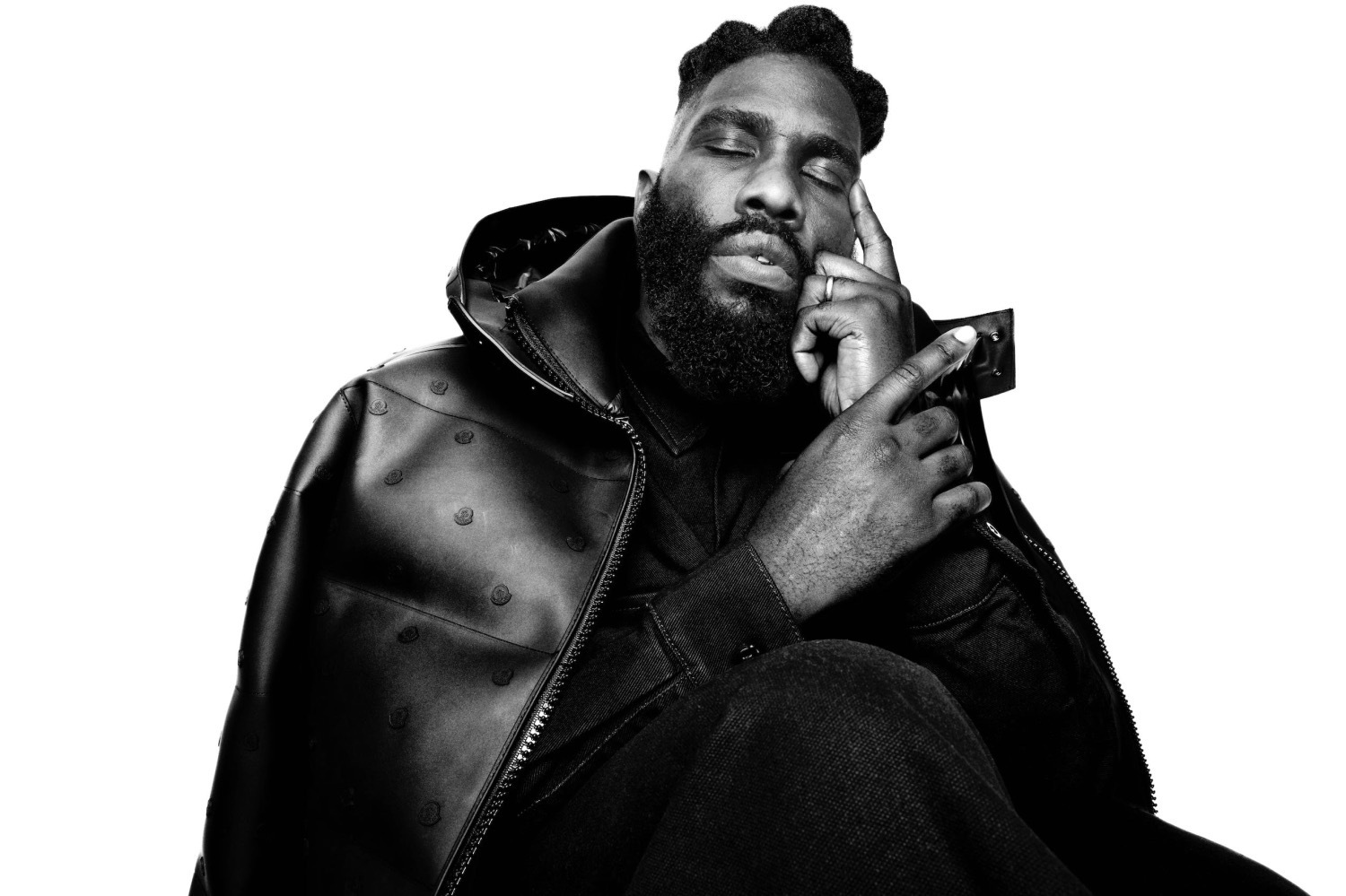 モンクレールのダウンジャケットをファレル・ウィリアムスが再解釈、エンボスロゴを散りばめたオールラバーに