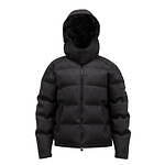 モンクレールのダウンジャケットをファレル・ウィリアムスが再解釈、エンボスロゴを散りばめたオールラバーに｜写真1