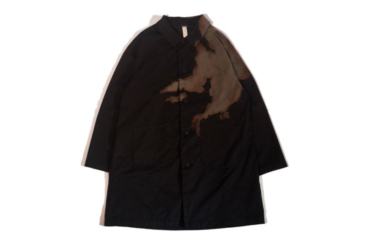 シンヤコヅカ“ペンのインク漏れ”着想のコート＆スウェットシャツ、阪急メンズ東京で