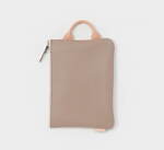 エンダースキーマ新作、“シームレス”仕様のレザー財布やエンボス加工×シボ革の2WAYレザーバッグ｜写真24