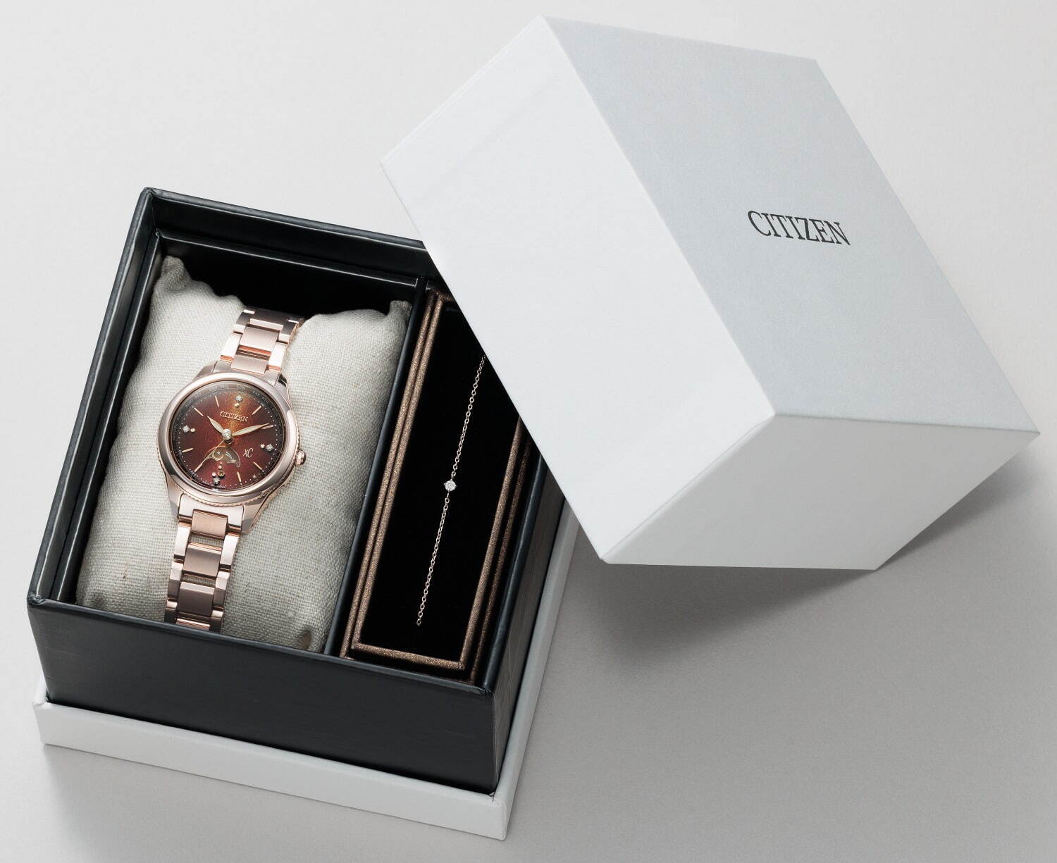 シチズン クロスシーの腕時計「daichi コレクション」“砂時計”テーマの限定モデル ファッションプレス