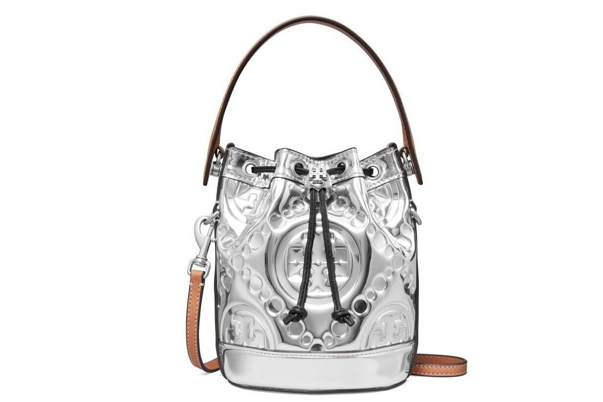 トリー バーチ新作“シルバー”に輝くバッグ＆フローラル柄財布、クリスマスジュエリーも