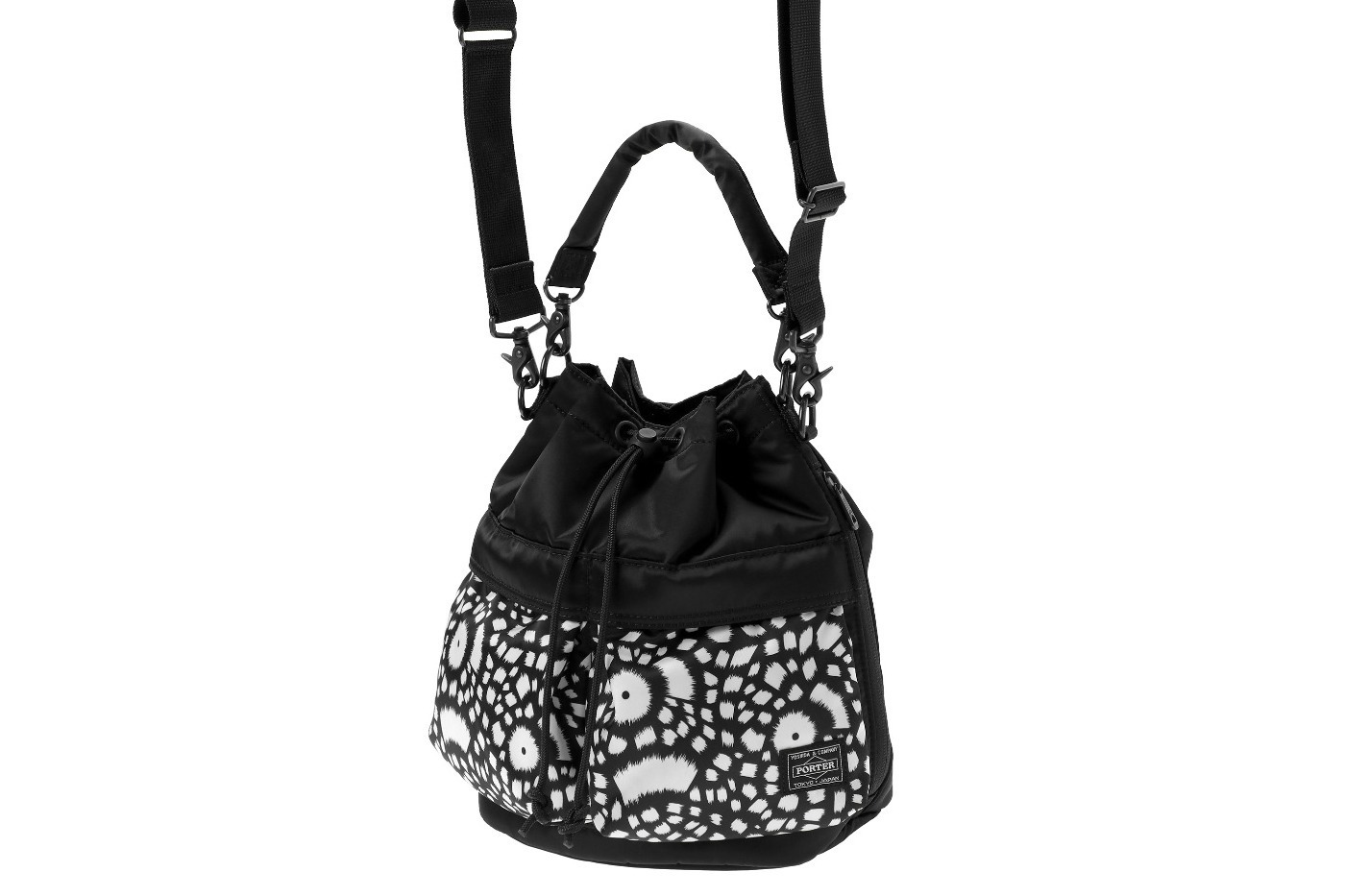 ポーター×ケンセイ・ヤブノのコラボバッグ、“黒×白”のハンドペインティングをまとったプリント生地
