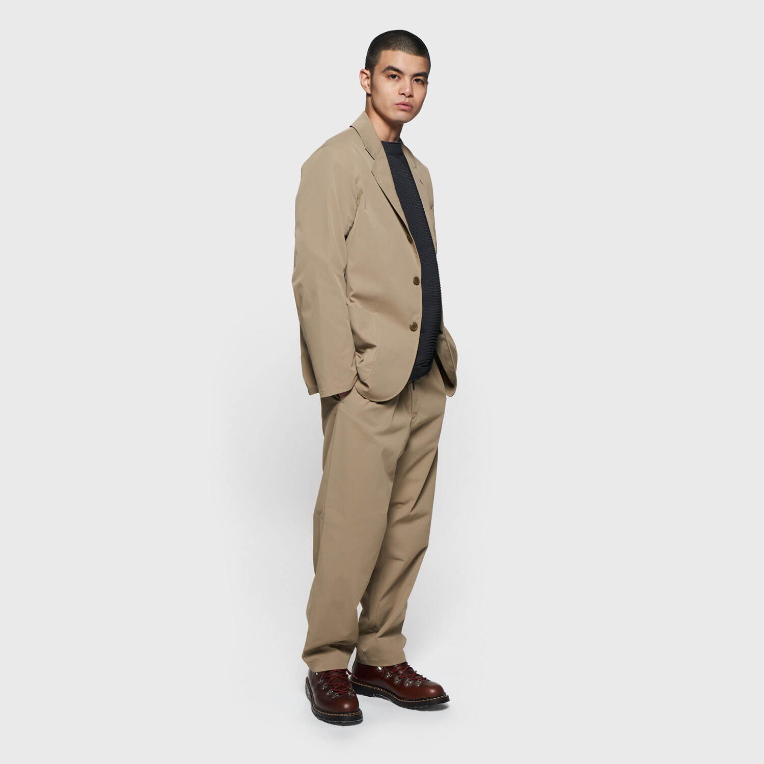 Twill Stretch 3B Jacket 41,800円／Twill Stretch Easy Trousers 25,300円