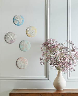 ウェッジウッド”季節の花”モチーフのウォールアートセット、春イメージのサクラソウや初夏の紫陽花｜写真1
