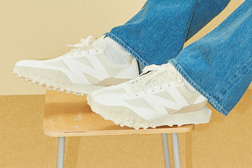 オーラリー×ニューバランスのコラボスニーカー「XC72」に日本限定色“ホワイト＆キャメル”