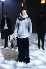 アミ アレクサンドル マテュッシ 2014-15年秋冬コレクション - パリにたたずむ男たち｜写真3