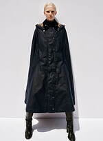 クロエ×バブアー“翼フリル”のジャケット＆タータンチェック柄ケープ、バケットハットやバッグも｜写真13