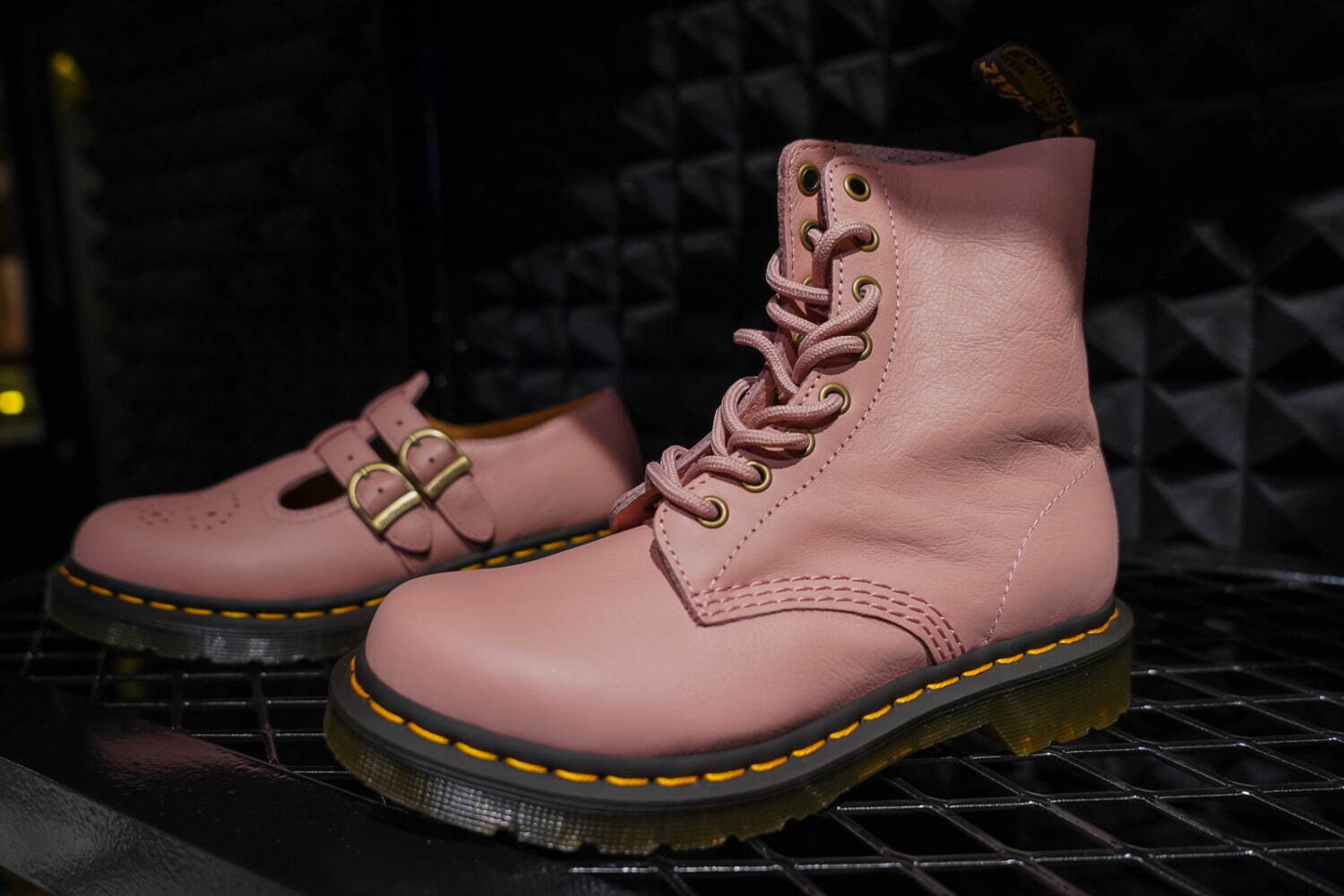 Dr. Martens ドクターマーチン　ピンク　8ホール