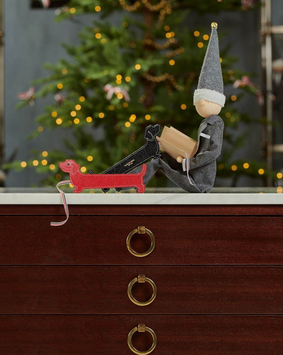 トム ブラウンのクリスマス、犬の“ヘクター”形バッグ＆スキーモチーフのニット｜写真17