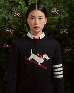 トム ブラウンのクリスマス、犬の“ヘクター”形バッグ＆スキーモチーフのニット｜写真8