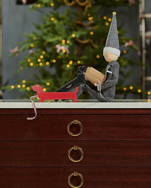 トム ブラウンのクリスマス、犬の“ヘクター”形バッグ＆スキーモチーフのニット｜写真17