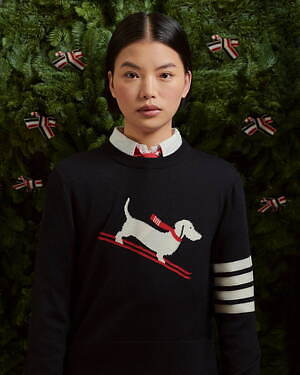 トム ブラウンのクリスマス、犬の“ヘクター”形バッグ＆スキーモチーフのニット｜写真8