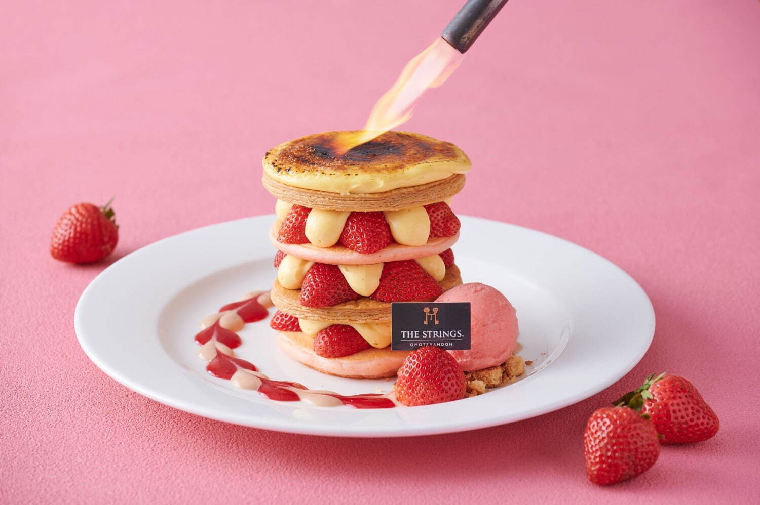 ザ ストリングス表参道、完熟苺を味わうパンケーキ×ミルフィーユのハイブリッドスイーツ - Fashion Press